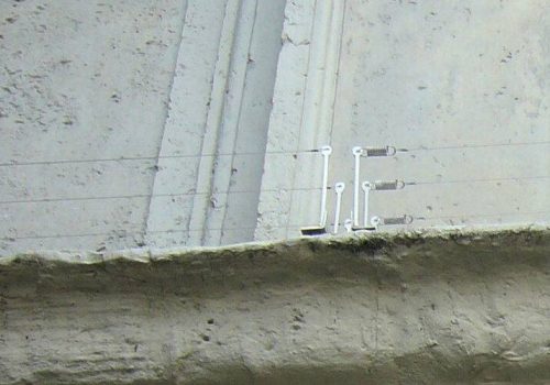 Taubendraht_an_einem_Gebäude